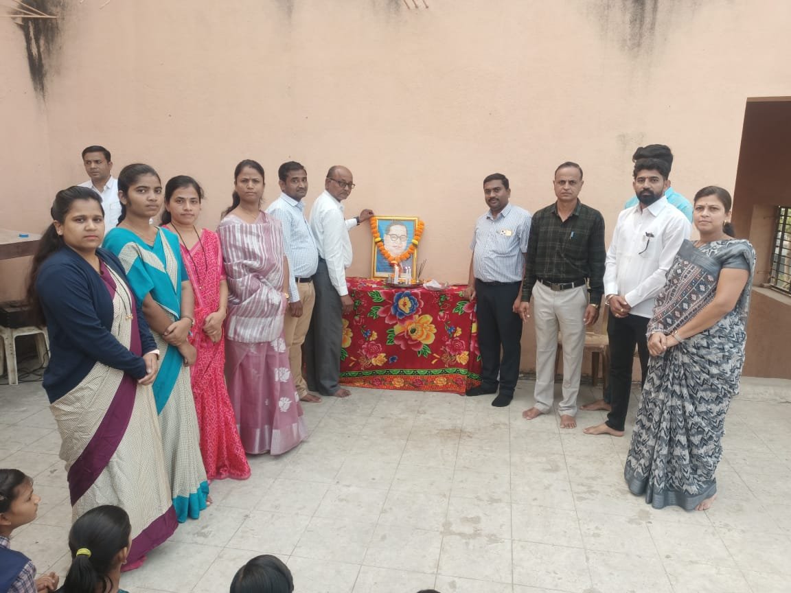 के.डी.गायकवाड माध्यमिक विद्यालयात महामानवाला अभिवादन…