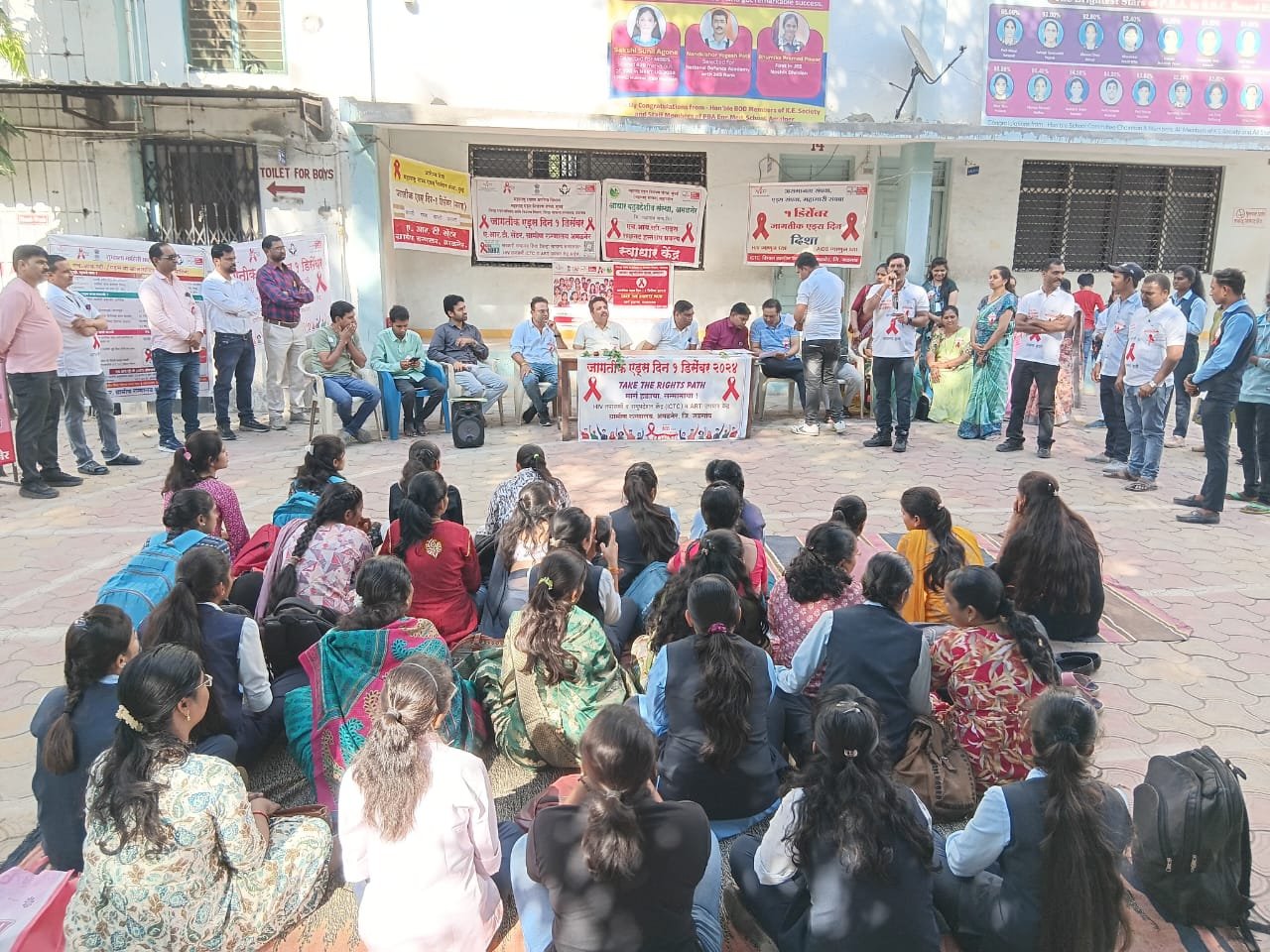 अमळनेरला जागतिक एड्स पंधरवाडा निमित्त रांगोळी आणि पोस्टर मेकिंग स्पर्धा