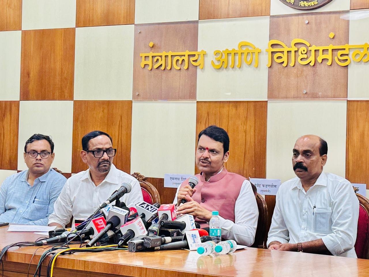 बाळशास्त्री जांभेकर सन्मान योजनेच्या अटी व निकष शिथिल करणार; जीआरची अंमलबजावणी आठवड्यात होणार*  *मंत्रालय आणि विधिमंडळ वार्ताहर संघाच्या सततच्या पाठपुराव्याला यश*  *मुख्यमंत्री देवेंद्र फडणवीस यांची घोषणा*