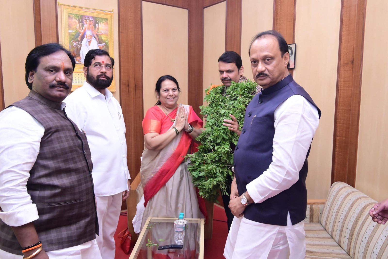 विधानपरिषदेत सीमावासियांच्या पाठीशी महाराष्ट्र खंबीरपणे ऊभे व स्वातंत्र्यवीर सावरकरांच्या प्रतिमेविषयी मुख्यमंत्री फडणवीसांनी मांडला महत्त्वाचा मुद्दा! उपसभापती डॉ. नीलम गोऱ्हे यांनी घेतली तत्काळ दखल* *उपमुख्यमंत्री ना.एकनाथ शिंदे यांच्याकडून सीमावासियांच्या प्रश्नांची गंभीरतेने दखल*