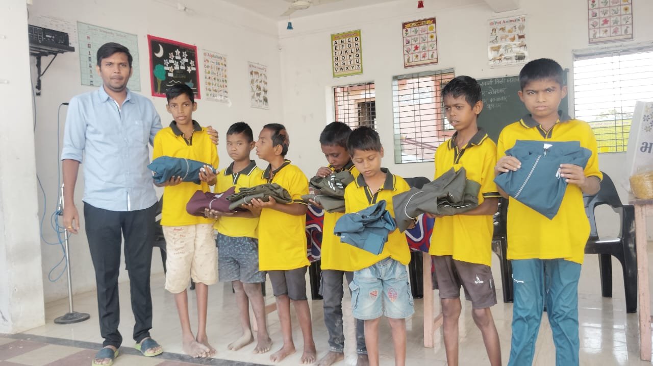 चामुंडा माता बहुउद्देशीय विकास परिसर धुळे संचलित निवासी शाळा पारोळा येथे समाजसेवेचा अनोखा उपक्रम