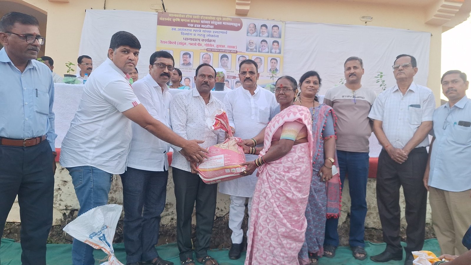 मानवसेवा हीच खरी ईश्वरसेवा ग्रुप आणि चंद्रानंद कृषि पणन संस्था यांच्या संयुक्त माध्यमातून दिव्यांग आणि गरीब गरजू लोकांना रेशन कीटचे वाटप.*