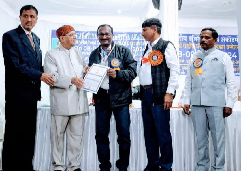 प्रा डॉ विजय गाढे हे “डॉ बाबासाहेब आंबेडकर फेलोशिप पुरस्कार -2024” या राष्ट्रीय पुरस्काराने सन्मानित*  सामाजिक योगदान पाहता दिल्ली येथील अखिल भारतीय साहित्य अकादमी ने घेतली दखल