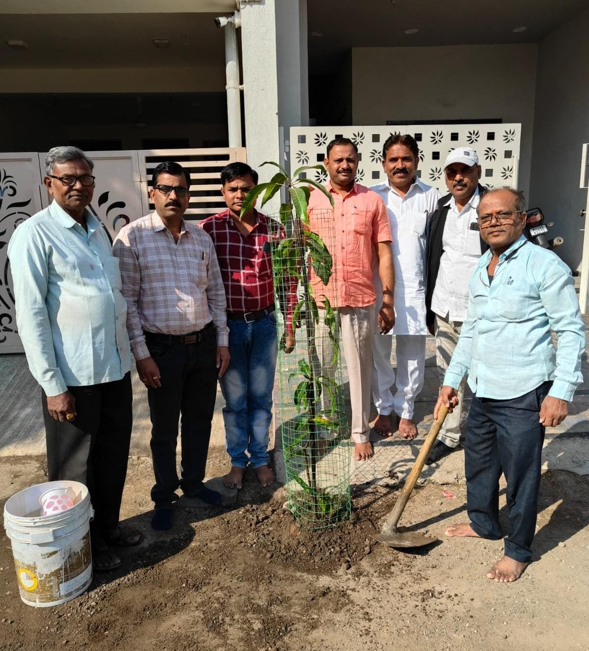 अमळनेरात स्व. गोपीनाथ मुंडे जयंतीनिमित्त वृक्षारोपण