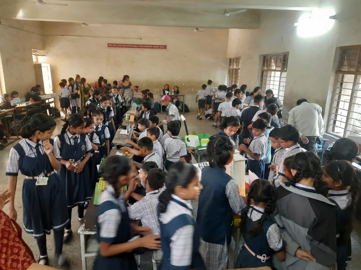 ए.टी.झांबरे माध्यमिक विद्यालयात शालेस्तरिय विज्ञान प्रदर्शन