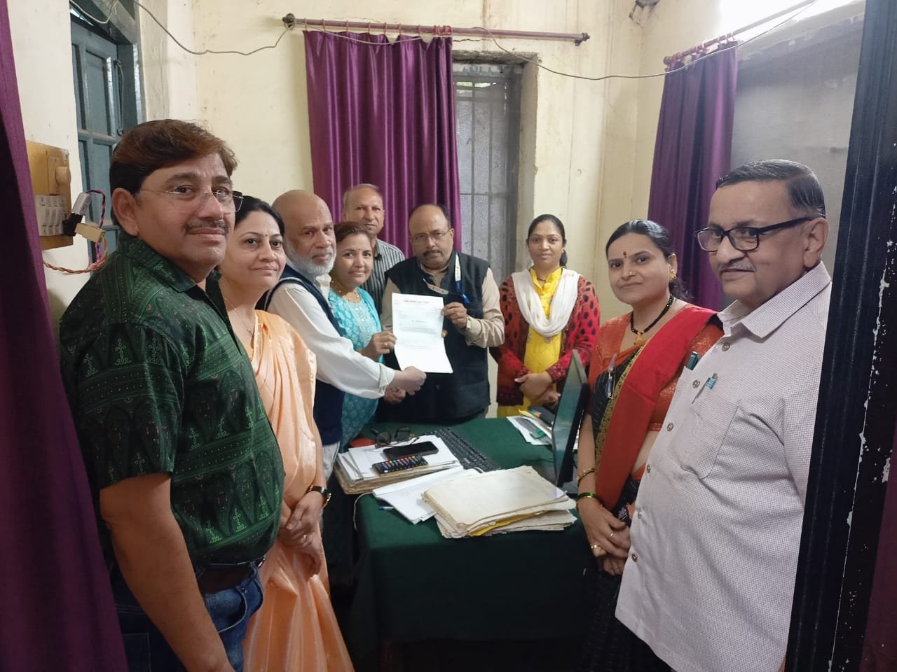 अखिल भारतीय ग्राहक पंचायत अमळनेर तर्फे २४ डिसेंबर ग्राहक दिनानिमित्ताने मान. तहसीलदार व पुरवठा अधिकारी यांना निवेदन सादर*