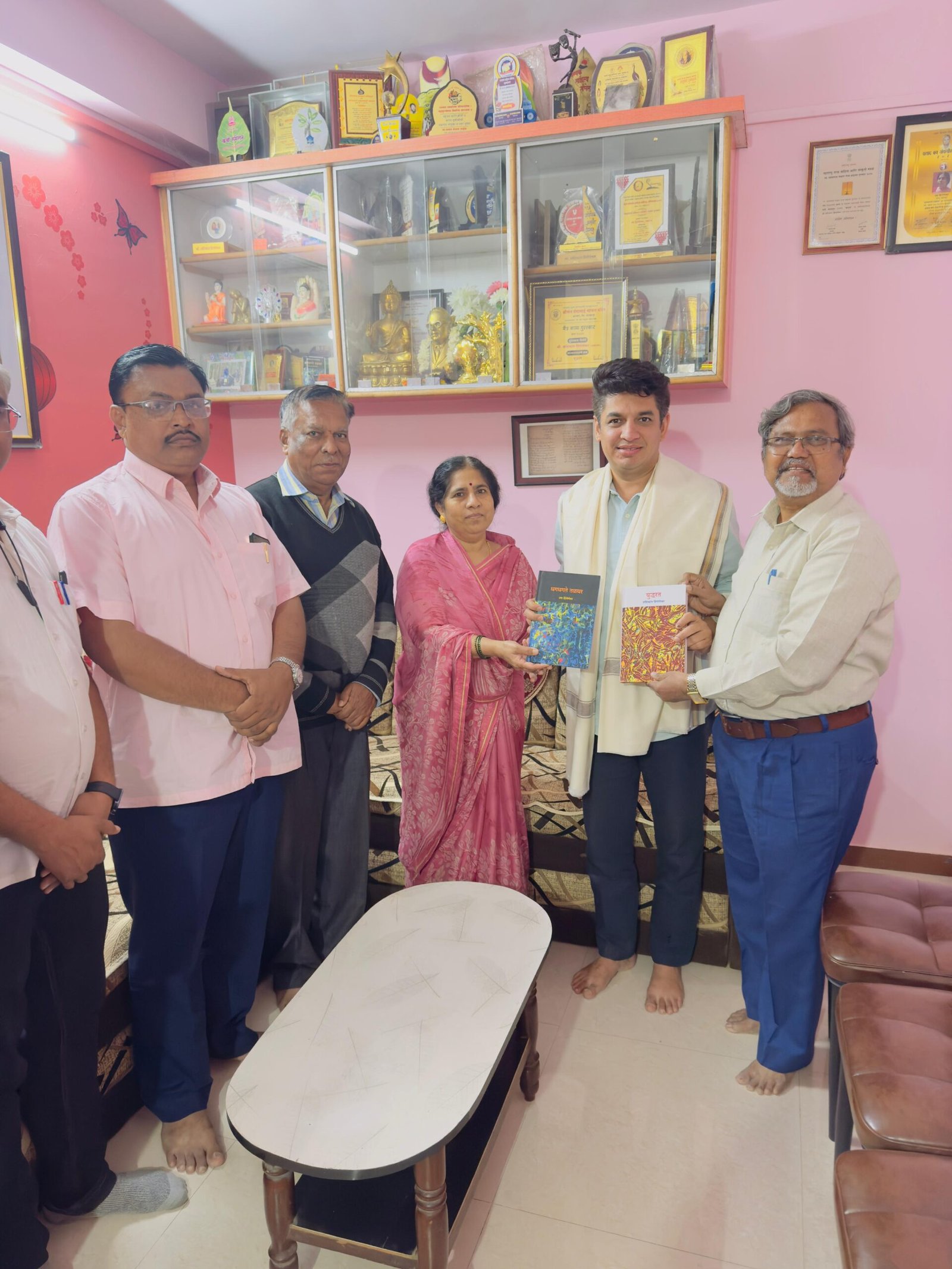 पदवीधर आमदार सत्यजित तांबे यांची साहित्यिक शशिकांत हिंगोणेकर यांच्या घरी सदिच्छा भेट: एक ऐतिहासिक क्षण