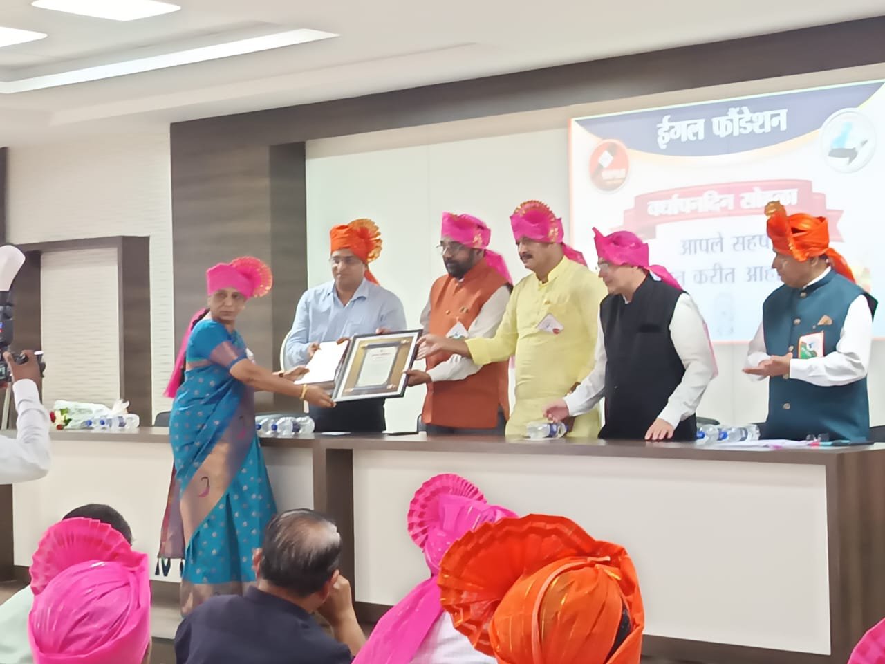 ईगल फौंडेशनच्या वर्धापनदिना निमित्ताने शैला बैसाणे उपक्रमशील शिक्षिका पुरस्काराने सन्मानित