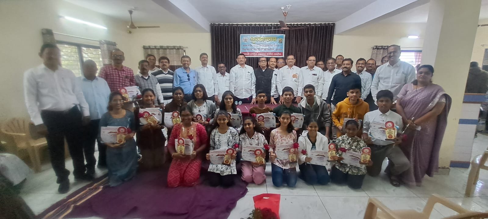 जळगाव जिल्हा पूर्व विभाग माध्यमिक शिक्षक व शिक्षकेतरांची पतपेढी भुसावळतर्फे गुणवंत सभासद व सभासद पाल्य यांचा गुणगौरव सोहळा संपन्न