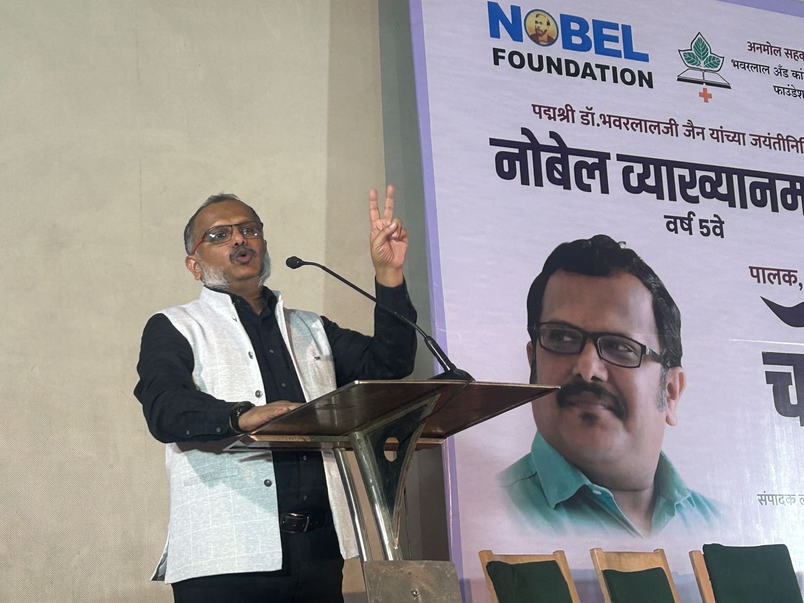 आपल्या मुलांना आधी माणूस म्हणून घडवा – संजय आवटे  नोबेल व्याख्यानमालेत प्रतिपादन इस्रो सहलीसाठी निवड झालेल्या विद्यार्थ्यांचा सन्मान