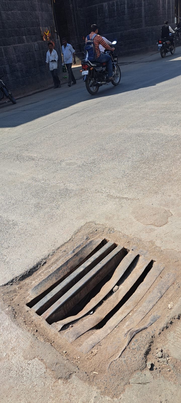 अमळनेर शहरात मुख्य मार्गांवर भूमिगत गटारीच्या जाळ्यांची अवस्था खराब