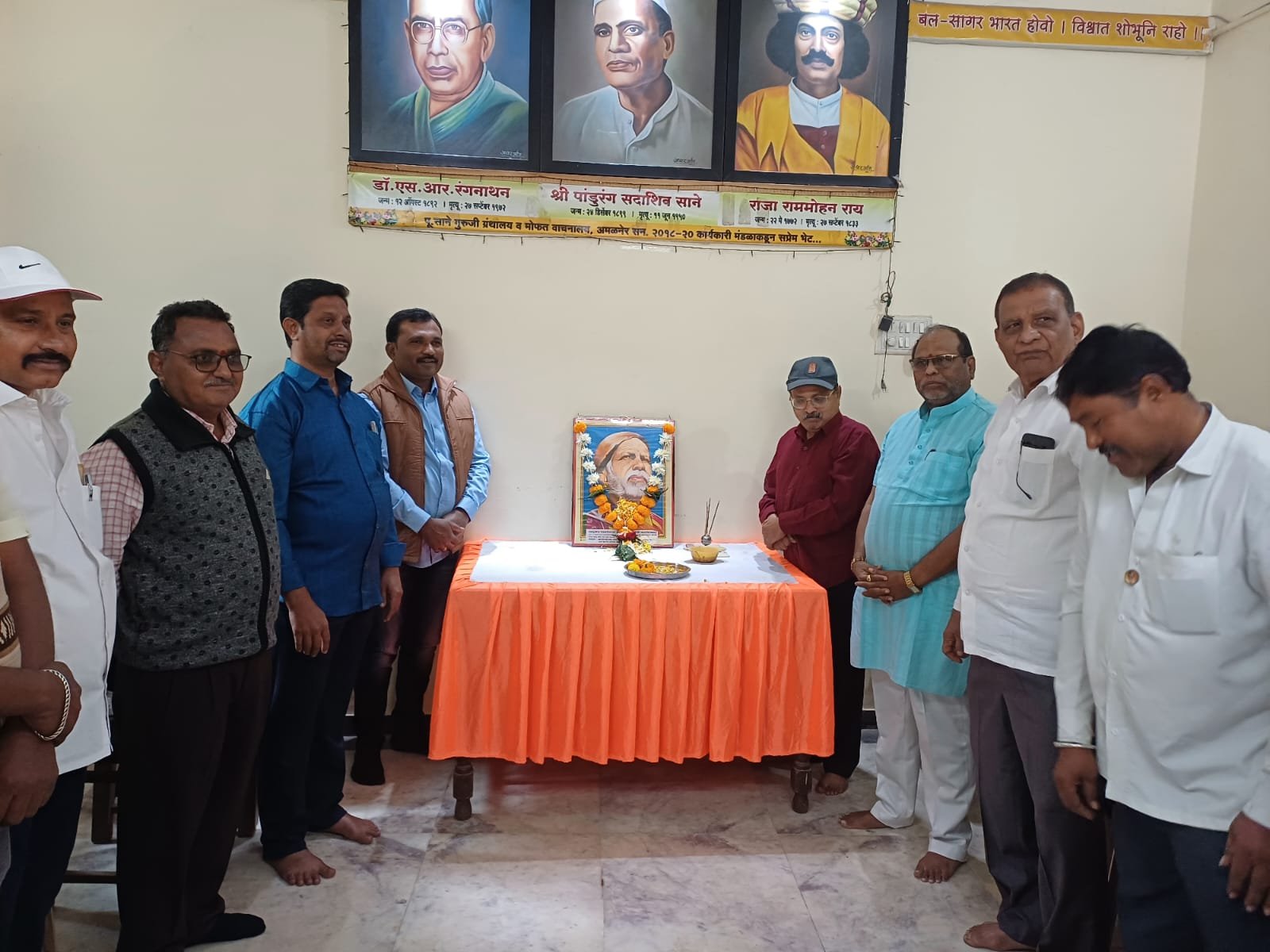 संत गाडगेबाबा पुण्यतिथी निमित्ताने साने गुरुजी वाचनालयात अभिवादन