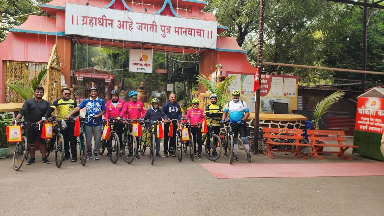 धुळ्यातील सायकलिंग ग्रुपची मंगळ ग्रह मंदिराला भेट