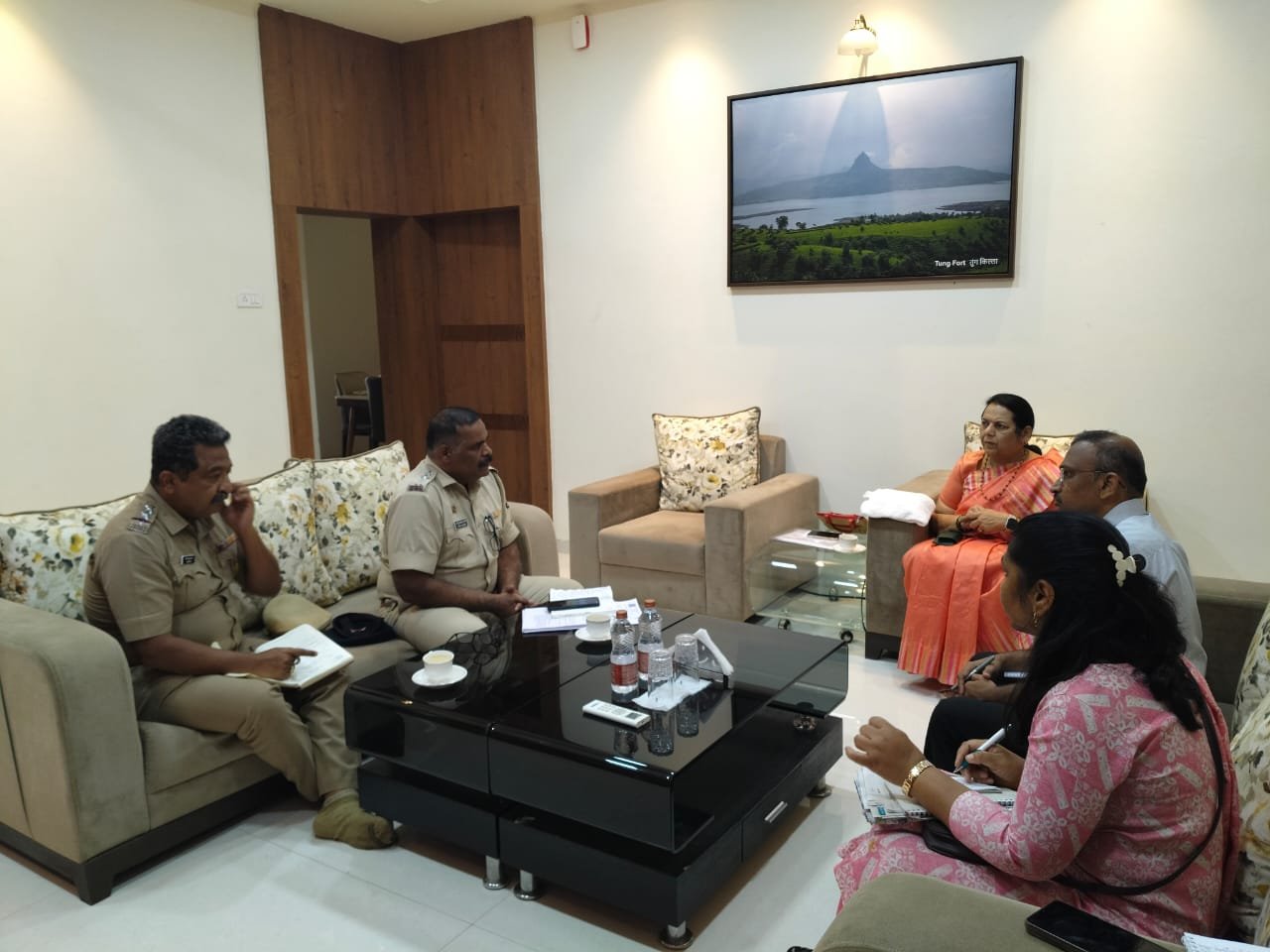 विसापुरजवळ 5 वर्षांच्या चिमुकलीशी अश्लील चाळे करणाऱ्या पोलीसावर कठोर कार्यवाही करा’; उपसभापती डॉ. नीलम गोऱ्हे यांची पोलीस अधिकाऱ्यांशी चर्चा