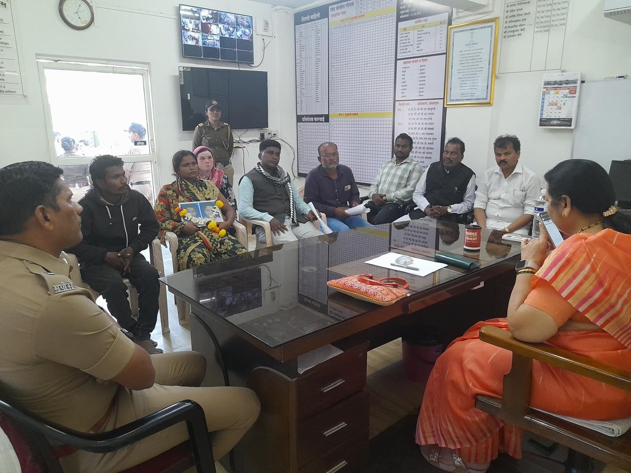 चिमुकल्या बहिणींच्या अत्याचार अन् हत्येने पुणे हादरलं, शिवसेना नेत्या डॉ. नीलम गोऱ्हे राजगुरूनगरमध्ये पोहचल्या  ,पीडित मुलींच्या हत्येच्या निषेधार्थ उपोषणास बसलेल्या प्रतिनिधींशी उपसभापती डॉ. नीलम गोऱ्हे यांची चर्चा व त्वरित दोषारोप पत्र व निकालासाठी प्रयत्नाचे आश्वासन व मनोधैर्य योजना, डॉ. नीलम गोऱ्हे यांच्या पुढाकाराने पीडित कुटुंबीयांनी केले उपोषण समाप्त*