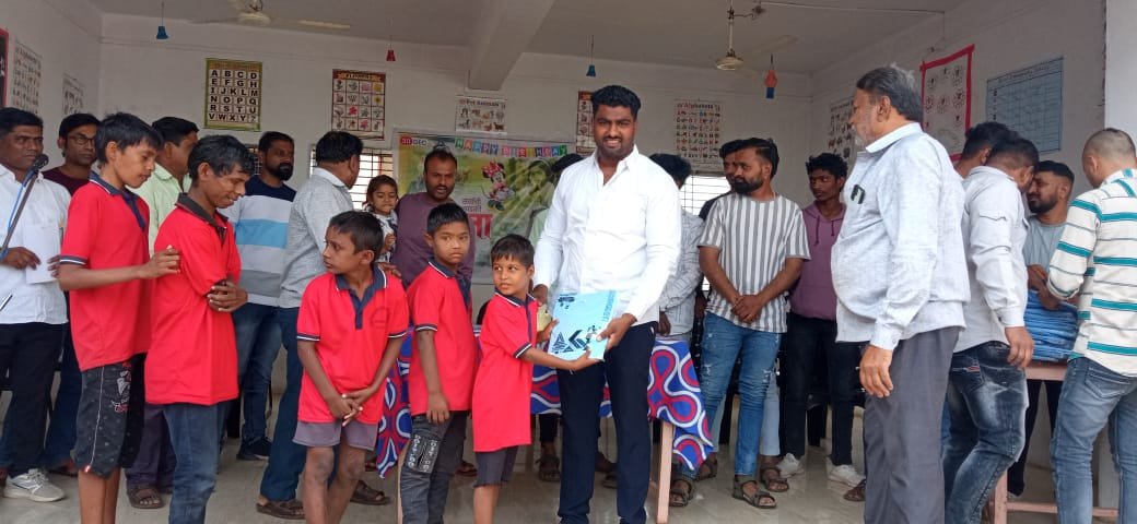 दिव्यांग विद्यार्थ्यांसाठी खास उपहार: दक्षता महाजनच्या दुसरा वाढदिवस जल्लोषपूर्ण साजरा!