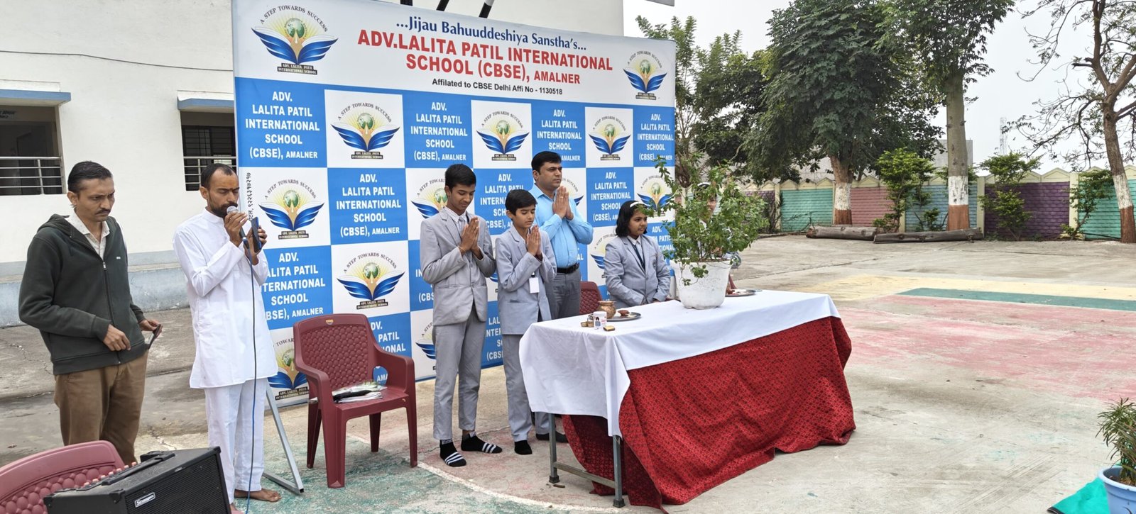 नववर्षाच्या पूर्वसंध्येला ॲड.ललिता पाटील इंटरनॅशनल स्कूल अमळनेर येथे संस्कार, योग आणि तुळसी पूजन कार्यक्रम संपन्न झाला.