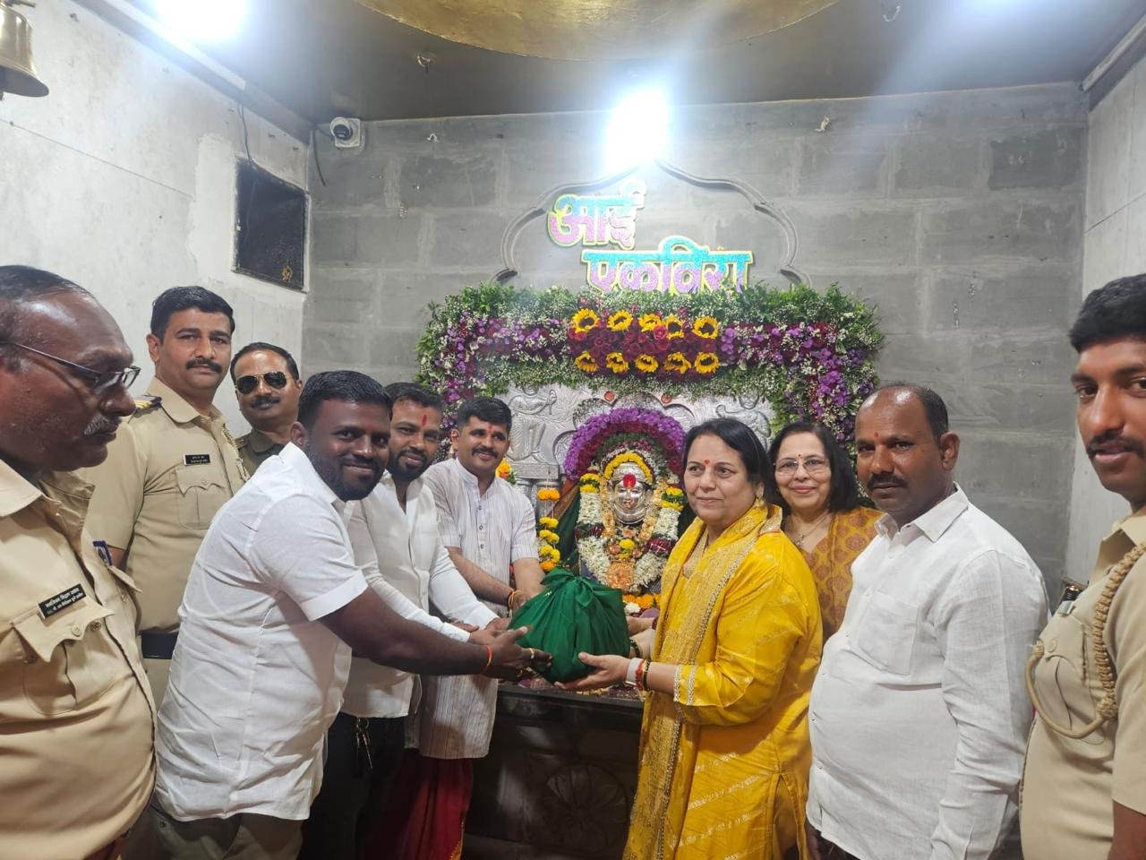 महायुतीला मिळालेल्या नेत्रदीपक यशाबद्दल नवस फेडत उपसभापती डॉ. नीलम गोऱ्हे यांनी घेतले आई एकविरा देवीचे दर्शन*