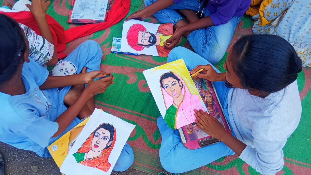 धरणगावात “फुले दाम्पत्य सन्मान दिन “निमित्त रंगभरण स्पर्धा !….  महात्मा फुले व सावित्रीमाईंचे चित्र रंगवुन शैक्षणिक – सामाजीक कार्याला आदरांजली !…