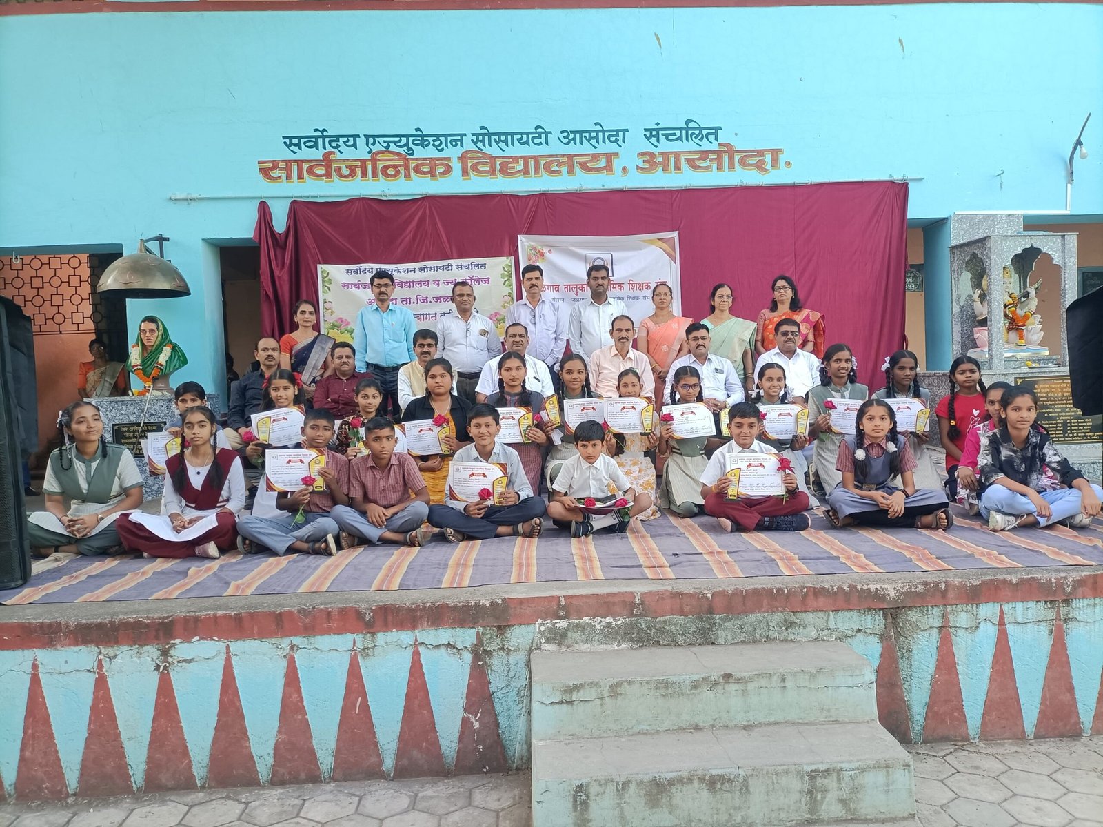 जळगाव तालुक्यातील वकृत्व व निबंध स्पर्धेचा यशस्वी उत्सव  असोदा येथील सार्वजनिक विद्यालयात रंगला शालेय वकृत्व व निबंध स्पर्धा