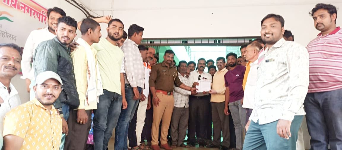 सत्यशोधक समाज संघाच्या वतीने नगरपरिषदेला निवेदन !  उड्डाणपुलाला दिलेले सावित्रीमाईंचे नाव नूतनीकरण करावे; राजेंद्र वाघ