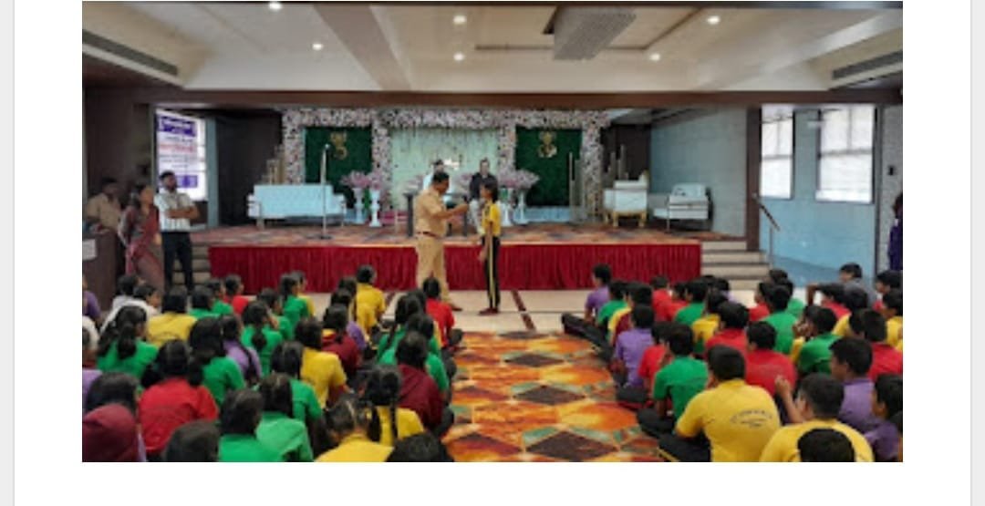 खडकपाडा पोलीस स्टेशनचा वतीने सेंट लॉरेन्स इंग्लिश स्कूल व महानगरपालिका शाळेत रेजिंग डे निमित्त कार्यशाळा संपन्न.*  *प्रत्येक विद्यार्थ्याने आपल्या शेजारी व परिसरात सायबर क्राईम, व वाहतुकीच्या नियमानबद्दल जनजागृती करावी::वरिष्ठ पोलीस निरीक्षक डॉ.अंबरनाथ वाघमोडे.