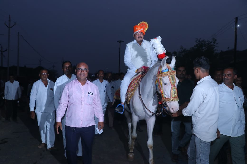 आमदार अनिल पाटील यांची धार येथे घोड्यावर मिरवणूक काढून सत्कार