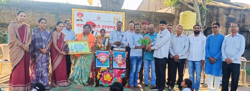 महात्मा फुले हायस्कूल धरणगाव महिला मुक्ती दिन साजरा !…  क्रीडा महोत्सवाचे बक्षीस वितरण !..  सौ ललिता राजेंद्र वाघ यांचा शाल व पुष्पगुच्छ देऊन सन्मान !….  सावित्रीमाईंचे कार्य अखंड देशासाठी प्रेरणादायी – शिवव्याख्याते लक्ष्मणराव पाटील.