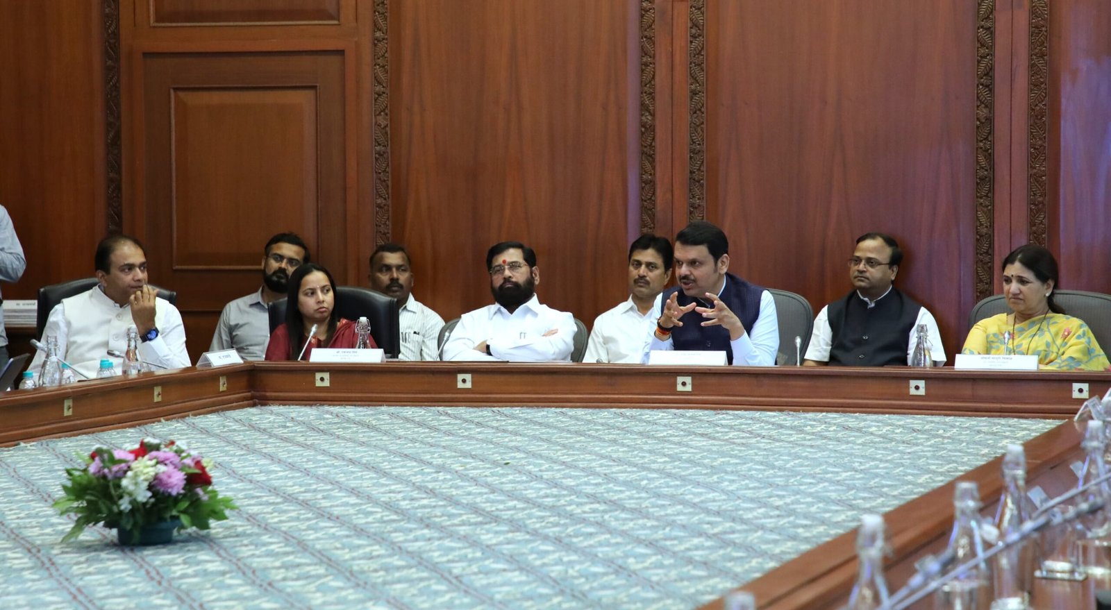 सर्व मेट्रोंचे कामे पूर्ण होण्याचे वेळापत्रक नव्याने तयार करा. -मुख्यमंत्री देवेंद्र फडणवीस. प्रत्येक मेट्रो मार्गाचा घेतला आढावा.