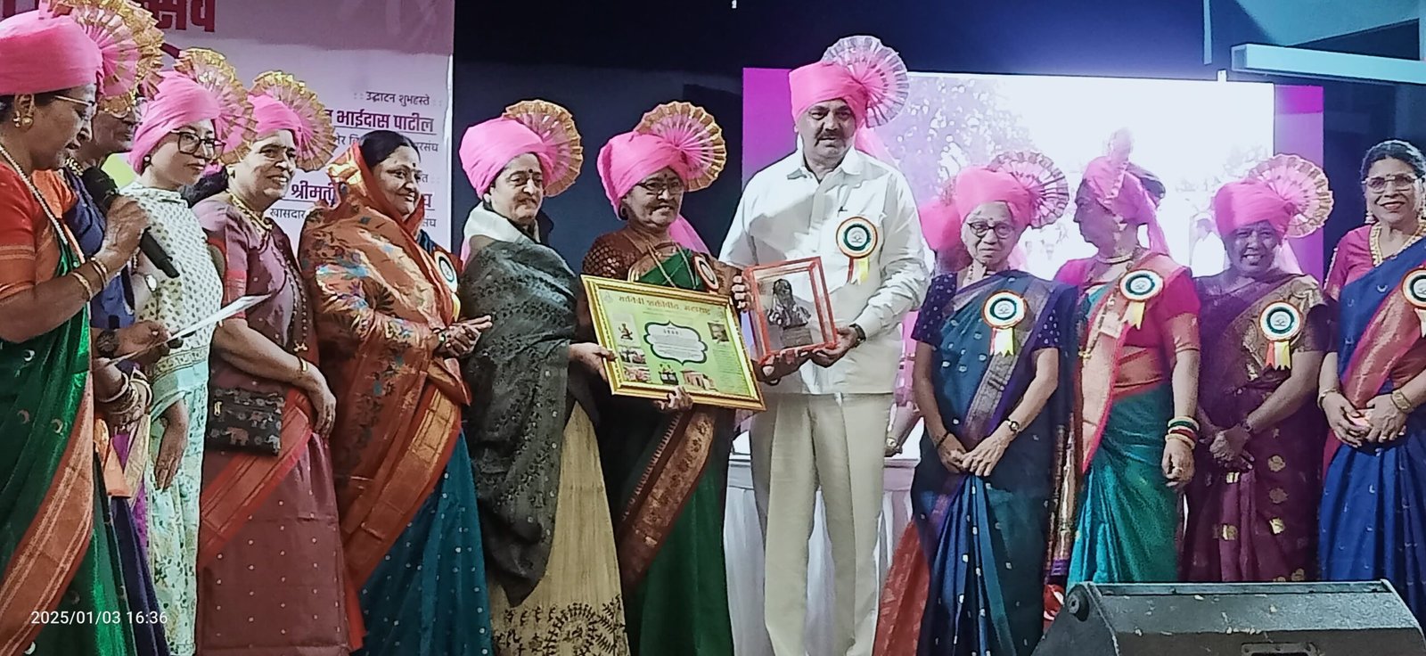 सावित्रीबाई फुले जयंती निमित्ताने आयोजित कार्यक्रमात प्रा शीला पाटील पुरस्काराने सन्मानित