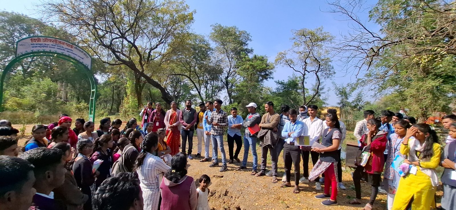 गांधली मियावाकी विप्रो ऑक्सिजन पार्क आणि पाणलोट क्षेत्र विकास उपक्रम येथे समाजकार्य महाविद्यालय विद्यार्थी अभ्यास भेट