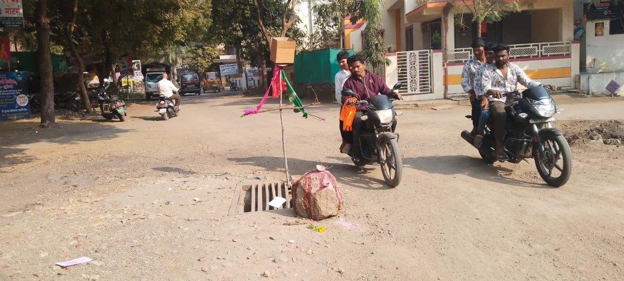 अमळनेरात भालेराव नगर मुख्य रस्त्यावरील वॉल्सचा खड्डा देतोय अपघाताला आमंत्रण..