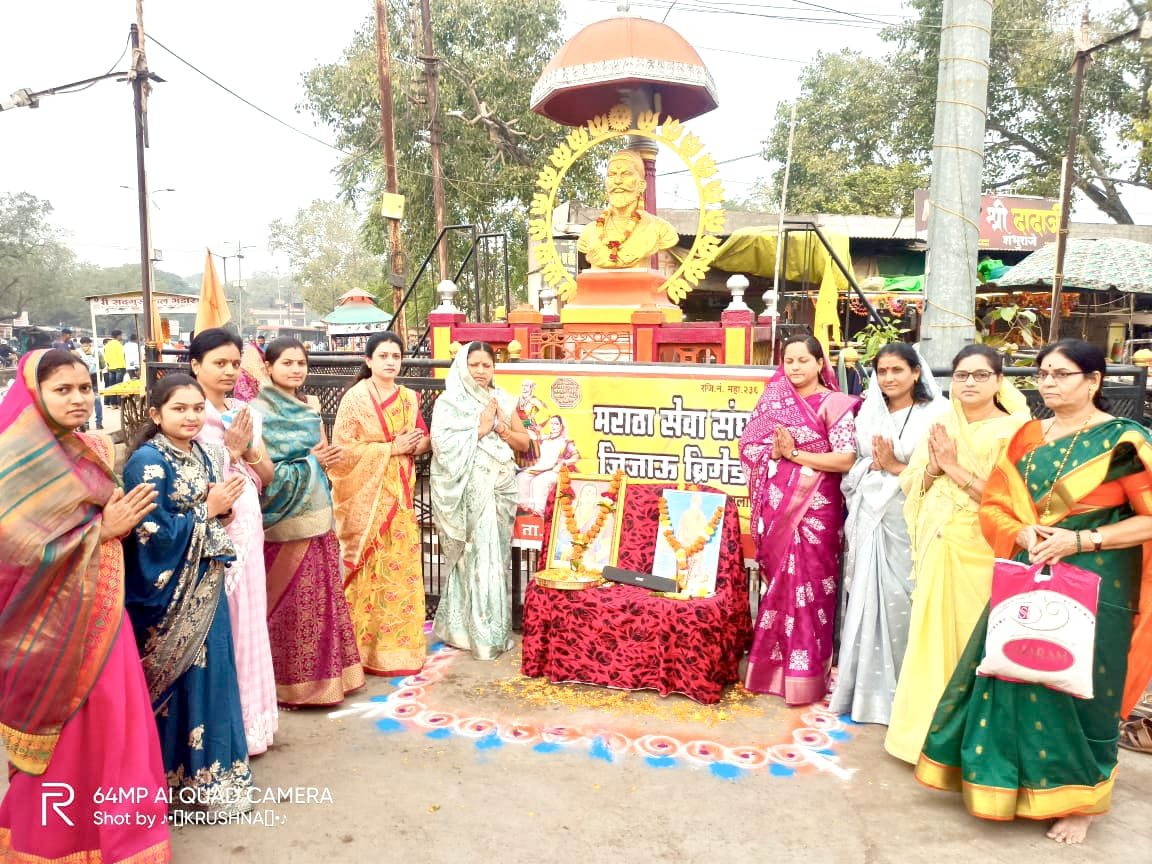धरणगावात राष्ट्रमाता माँसाहेब जिजाऊ व युगपुरुष स्वामी विवेकानंद यांना वंदन !  जगातील सर्वोत्तम मातृत्व माँसाहेब जिजाऊ; ज्योती पाटील (अध्यक्षा-जिजाऊ ब्रिगेड)  युवकांचे प्रेरणास्थान स्वामी विवेकानंद : उषाताई वाघ (माजी नगराध्यक्षा)