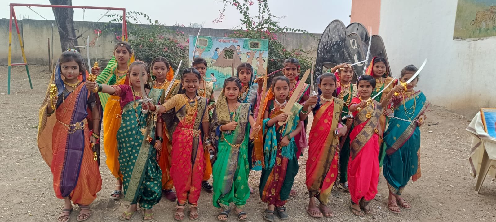 जिल्हा परिषद शाळा शेळावे बु, ता पारोळा येथे राजमाता जिजाऊ जयंती आणि स्वामी विवेकानंद जयंती निमित्ताने वेशभूषा कार्यक्रम संपन्न