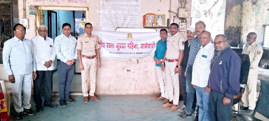 बस चालकांनी वर्षभर विना अपघात बसेस चालवण्याचा संकल्प करा-प्राचार्य बी.एम भामरे.*