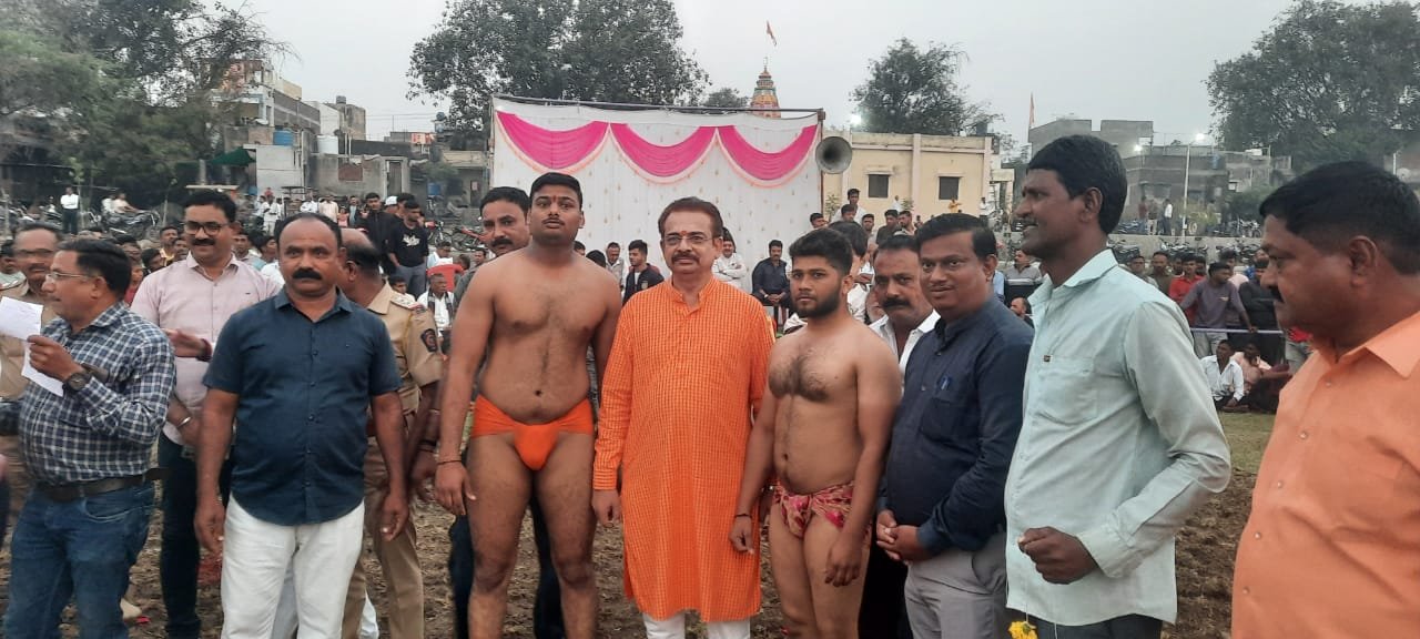 विराट कुस्त्यांच्या दंगलीत सिद्धेश अहिरे प्रथम क्रमांकाने विजयी  मंगळग्रह सेवा संस्थेचे विशेष सहकार्य : कोंडाजी व्यायाम शाळेचा स्तुत्य उपक्रम