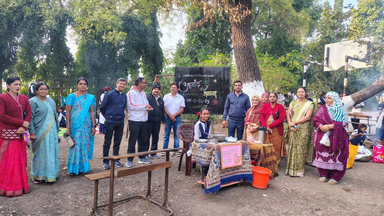 साळवे इंग्रजी विद्यालय व पूज्य साने गुरुजी प्राथ सेमी विद्यालयात आनंद मेळावा उत्साहात संपन्न*  *मेळाव्यातून जीवन जगण्याची कला आणि आर्थिक व्यवहाराचे ज्ञान मिळते* :- मुख्याध्यापक एस डी मोरे