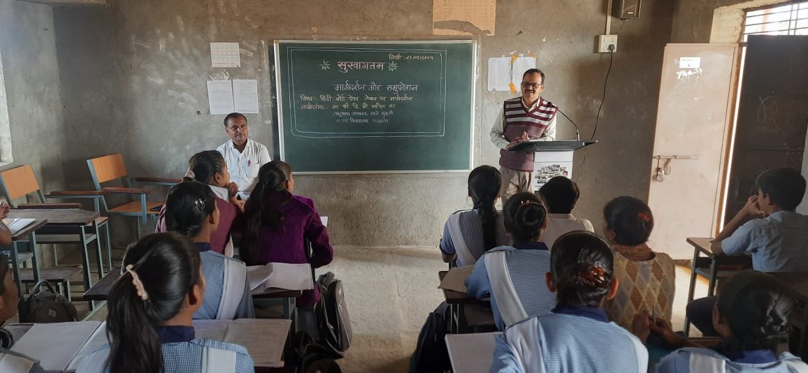 परीक्षेत यशासाठी योग्य नियोजन, सातत्य आणि सराव महत्त्वचा- जेष्ठ हिंदी शिक्षक दिलीप पाटील  विद्यार्थ्यांच्या यशाच्या दिशेने पाऊल: स्व. आबासो. एस्. एस्. पाटील विद्यालयात मार्गदर्शन शिबीर संपन्न