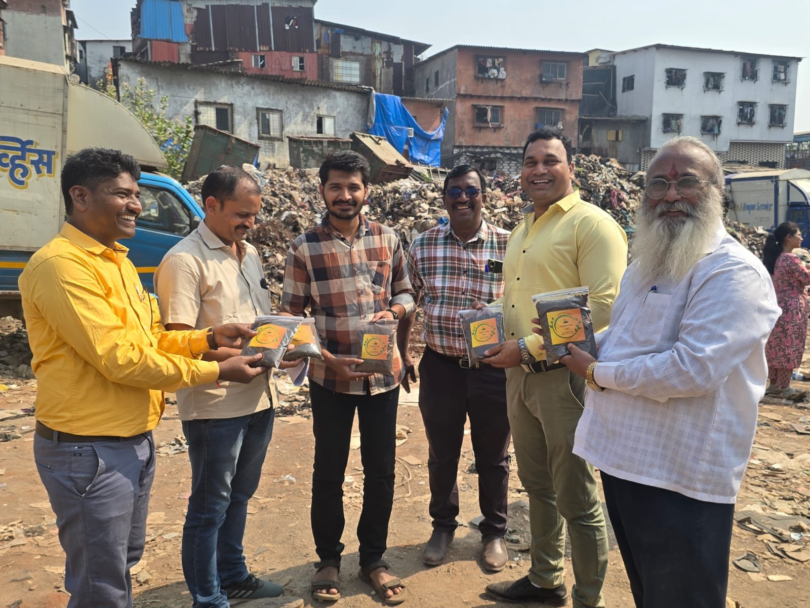 मुंबई महानगरपालिका जी.उत्तर विभागाच्या धारावी स्थित संगम प्रतिष्ठान कार्यान्वित सुका कचरा वर्गीकरण केंद्रावरील सिटी कंपोस्ट/ खत प्रकल्पातील खत वितरण उपक्रम यशस्वी**