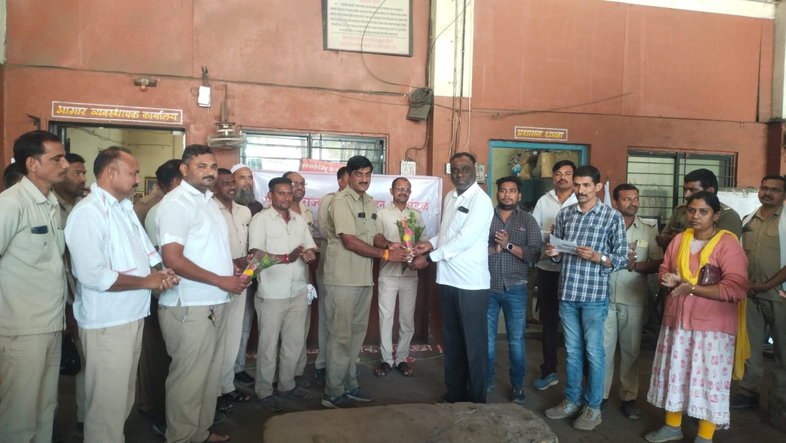 अमळनेर बस स्थानकात चालक दिन साजरा