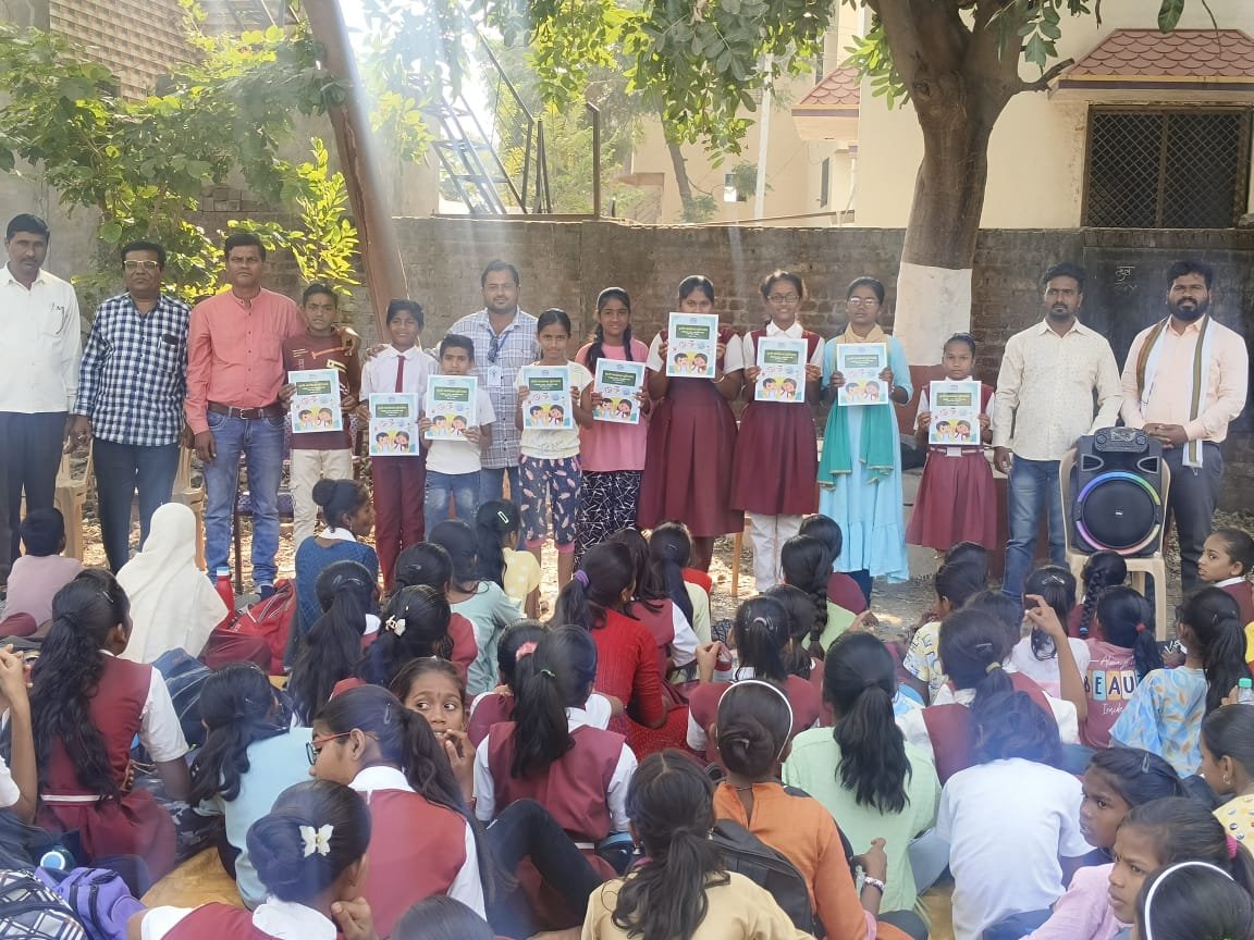 आरोग्य आणि स्वच्छता प्रकल्प तंबाखू मुक्त शाळा अभियान  जळगांव जिल्ह्यातील शंभर शाळांचा समावेश  सलाम मुंबई फाऊंडेशन व आधार संस्था यांचा सहभाग