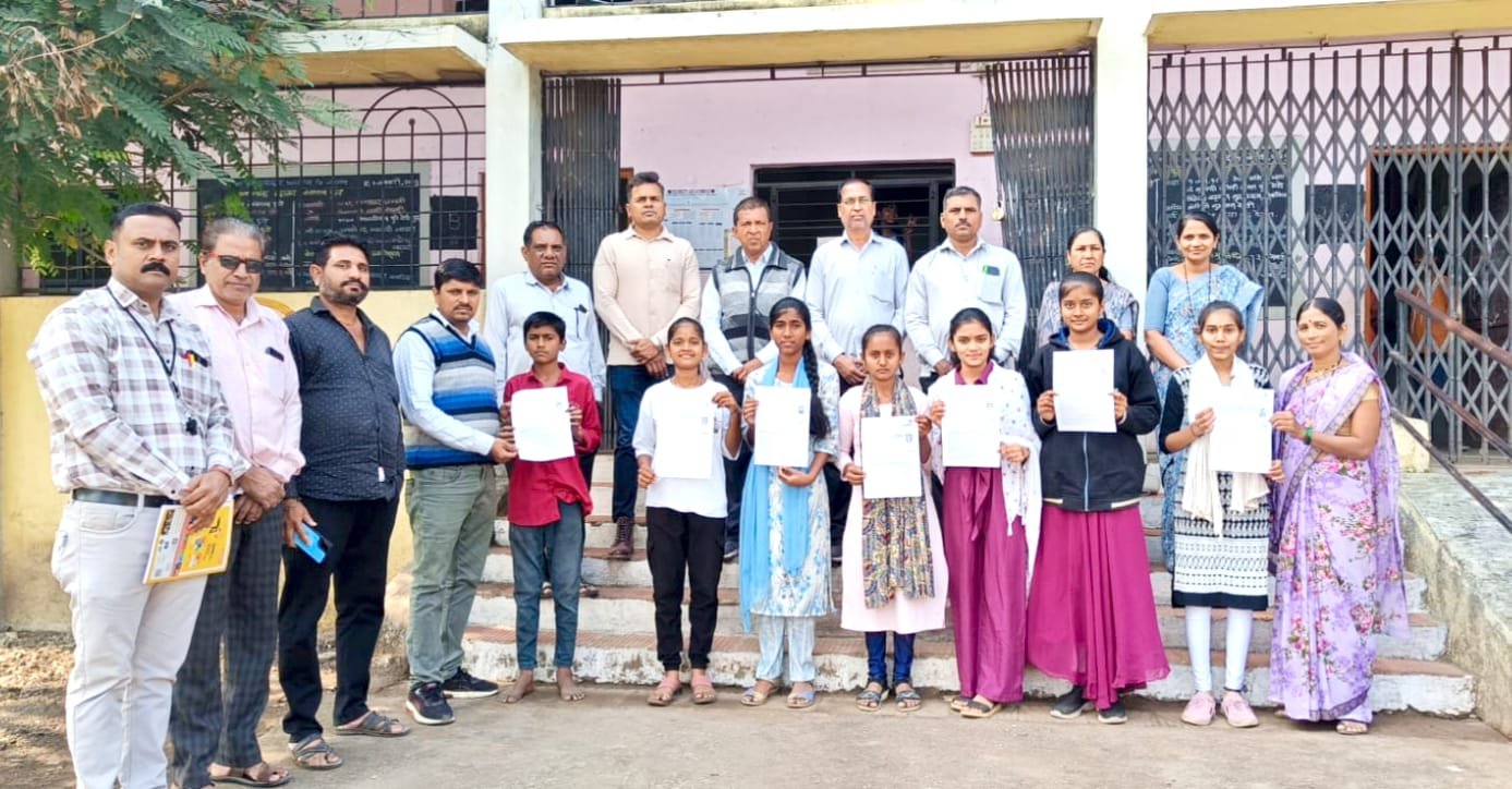 महात्मा फुले हायस्कूल मध्ये कॉपीमुक्त अभियान सप्ताह उत्साहात संपन्न !..  पालक – शिक्षक सहविचार सभेत विद्यार्थ्यांना हॉल तिकीट वितरण !….