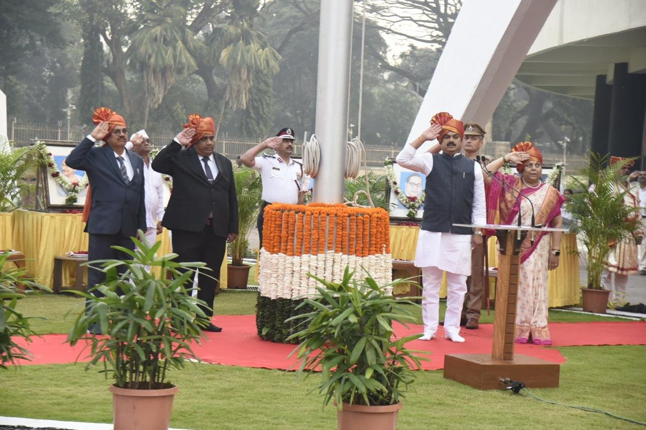 विधान भवन येथे विधानपरिषदेचे सभापती राम शिंदे यांच्या हस्ते ध्वजारोहण, उपसभापती डॉ. नीलम गोऱ्हे यांची प्रमुख उपस्थिती*