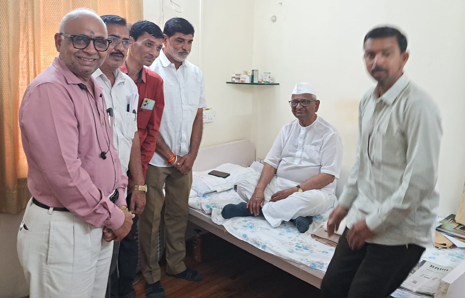 सामाजिक कार्यकर्ते आण्णा हजारे यांच्याशी कळमसरे सरपंच उपसरपंच सह सदस्यांनी साधला संवाद