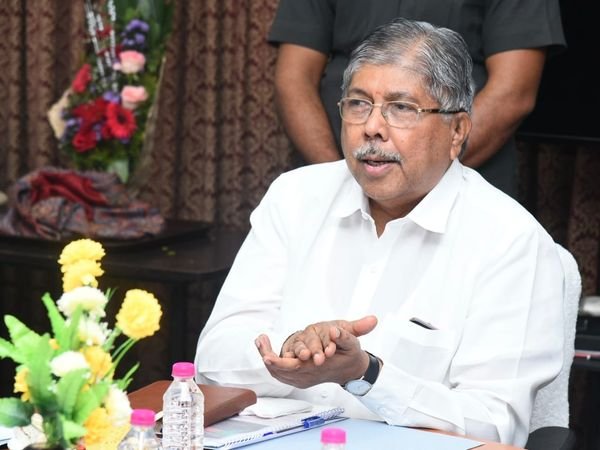 राज्यात आर्टीफिशियल इंटेलिजन्स (कृत्रिम बुद्धिमत्ता) विद्यापीठाची होणार स्थापना कृत्रिम बुद्धिमत्ता विद्यापीठासंदर्भात समिती गठीत करण्याचे आदेश- उच्च व तंत्र शिक्षणमंत्री चंद्रकांत पाटील