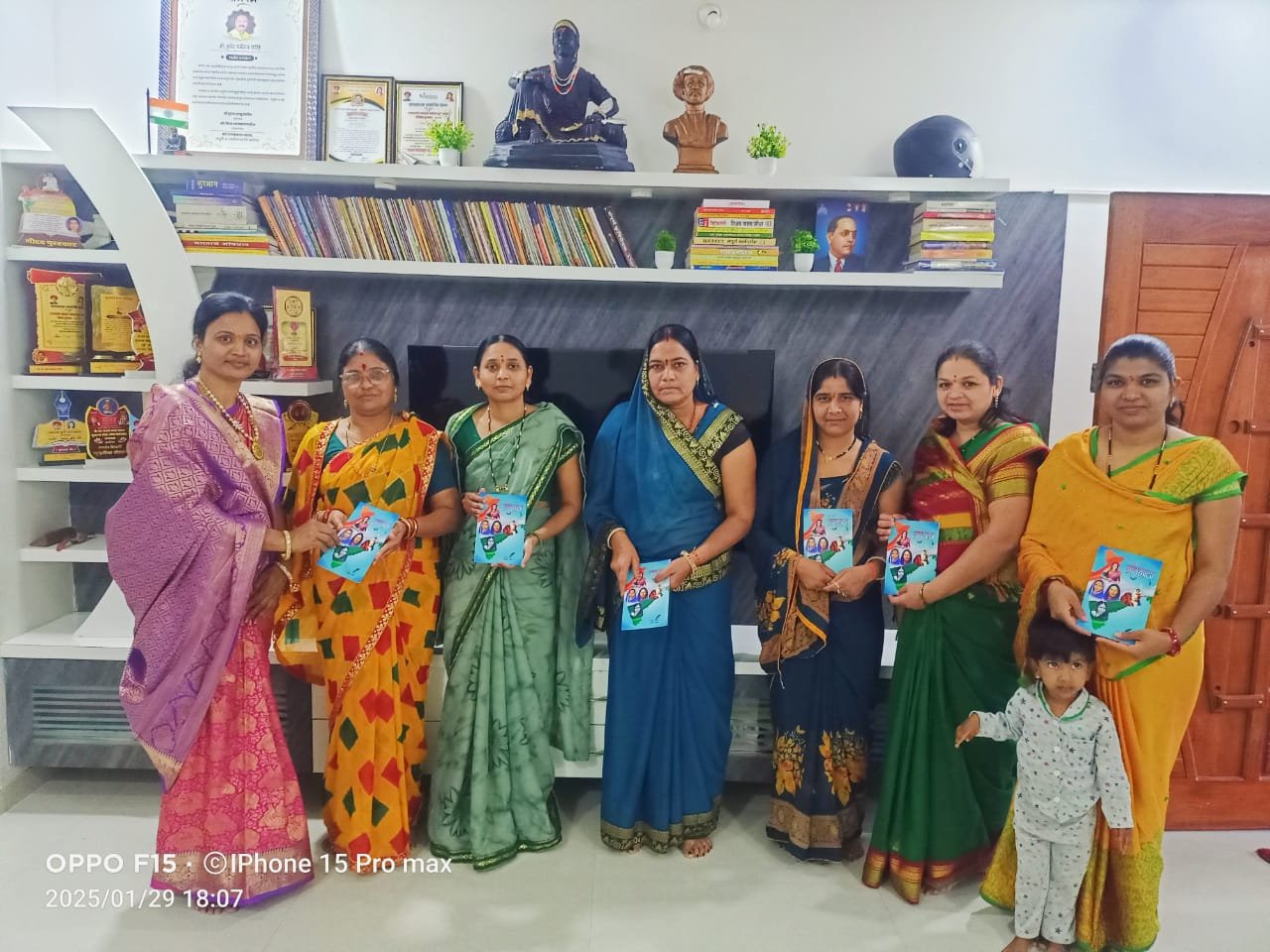 धरणगाव शहरात ” पुस्तक ” देऊन हळदी – कुंकू साजरा !…  “आदर्श महामाता ” व “सत्यशोधक समाज संघाची दिनदर्शिका ” महिलांना भेट !…