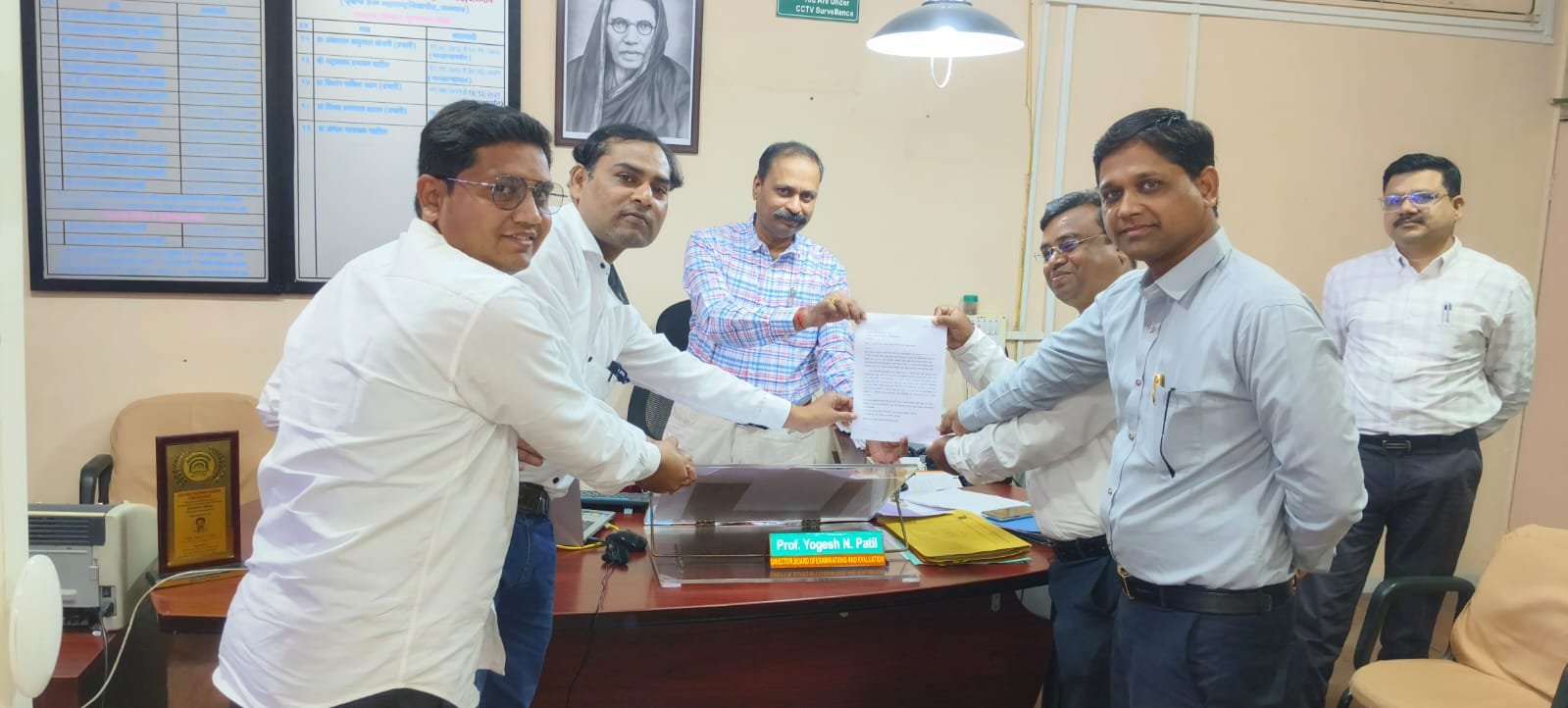 विद्यापीठाच्या भोंगळ कारभाराबाबत एलएलबी च्या विद्यार्थ्यांचे मूल्यांकन मंडळाचे संचालक यांना निवेदन