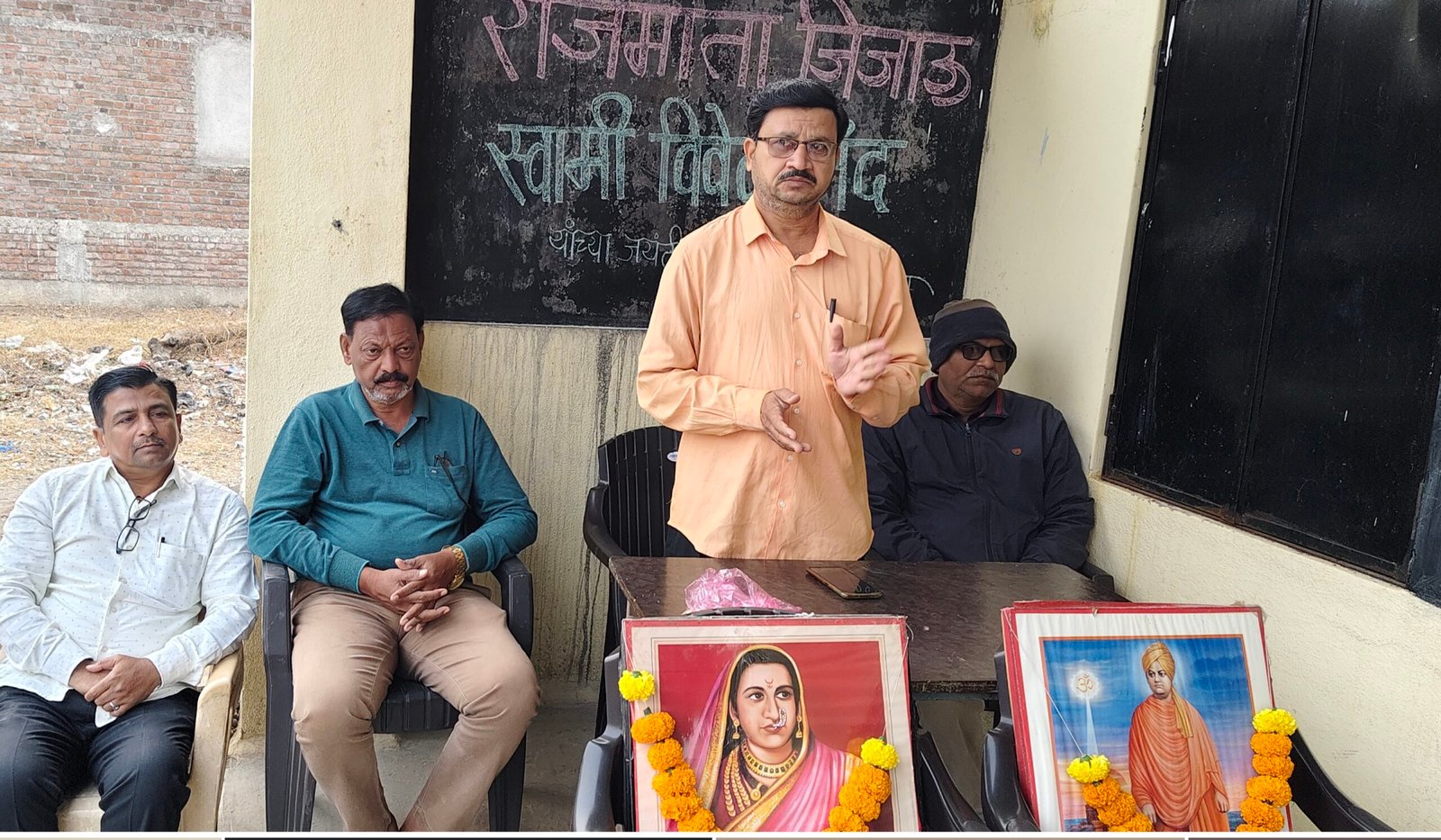 राजमाता जिजाऊचे महिलांसाठी तर स्वामी विवेकानंद यांचे तरूणासाठी कार्य प्रेरणादायी -मुख्याध्यापक अनिल महाजन  देवगाव देवळी हायस्कूलमध्ये राजमाता जिजाऊ व स्वामी विवेकानंद जयंती निमित्ताने अभिवादन