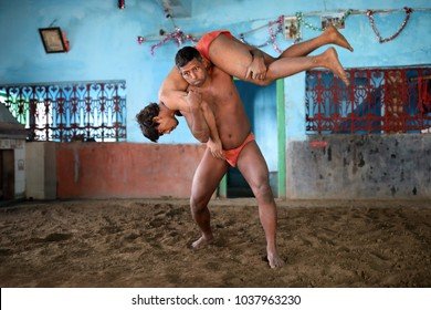 अमळनेर येथे संक्रांतीला कुस्त्यांची दंगल