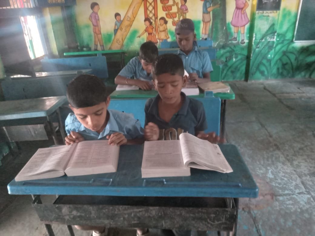 गडखांब शाळेत स्पर्धा परीक्षा साहित्याची ओळख: विद्यार्थ्यांमध्ये जागरूकता वाढवण्याचा प्रयत्न!**